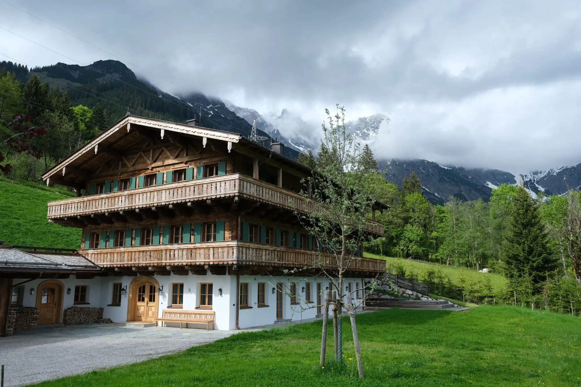 Chalet GAB mit Holzfassade vor den Bergen