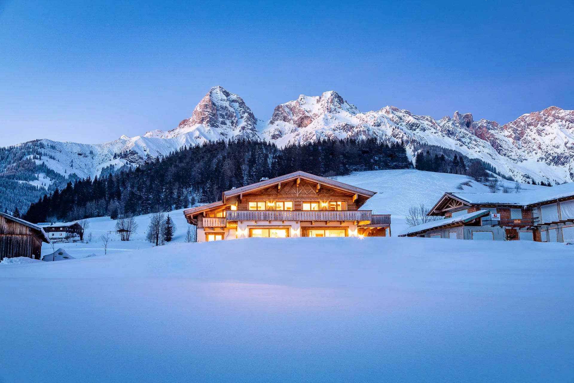 Chalet Orleans im Schnee in der Abenddämmerung