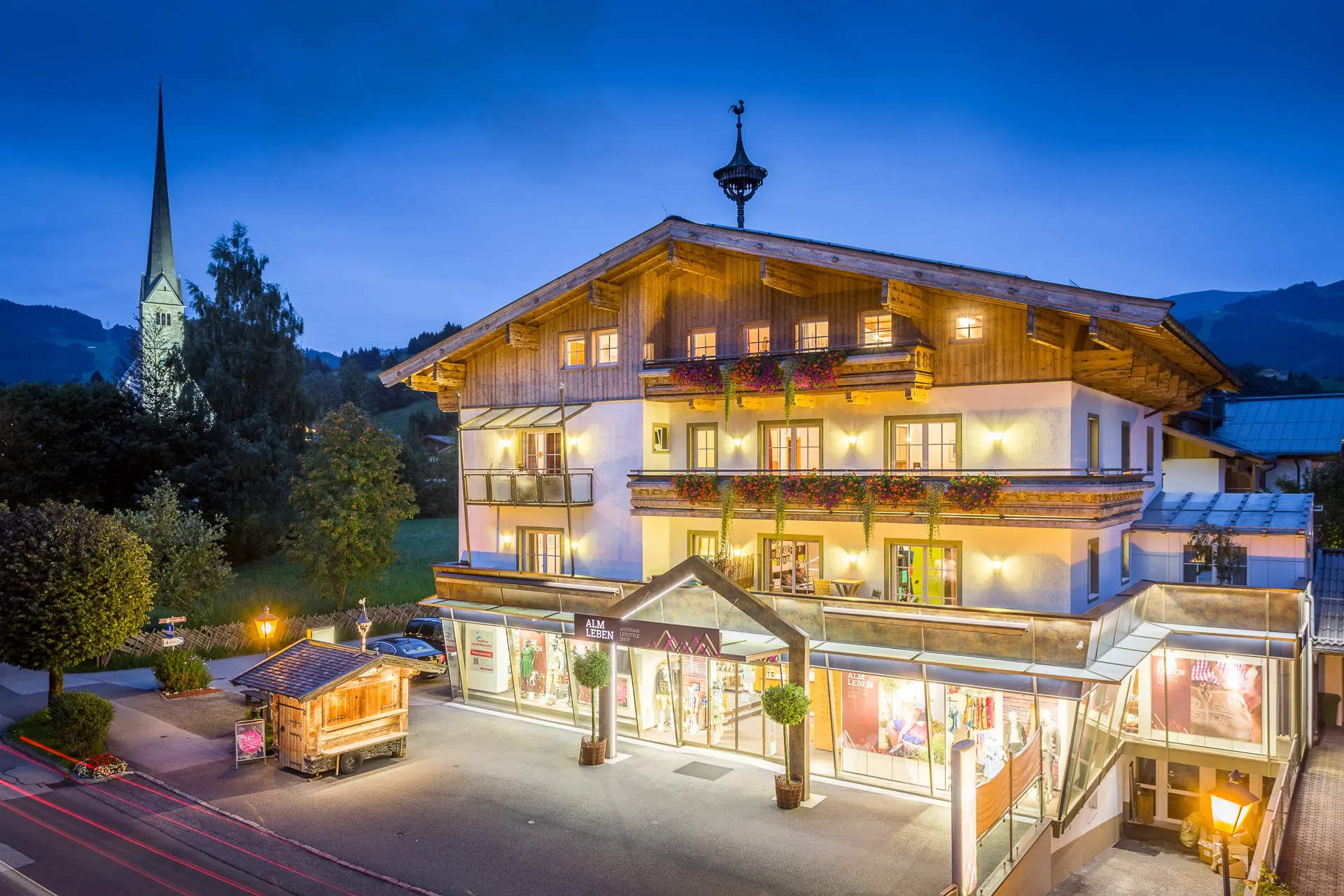 Geschäftshaus S in der Abenddämmerung